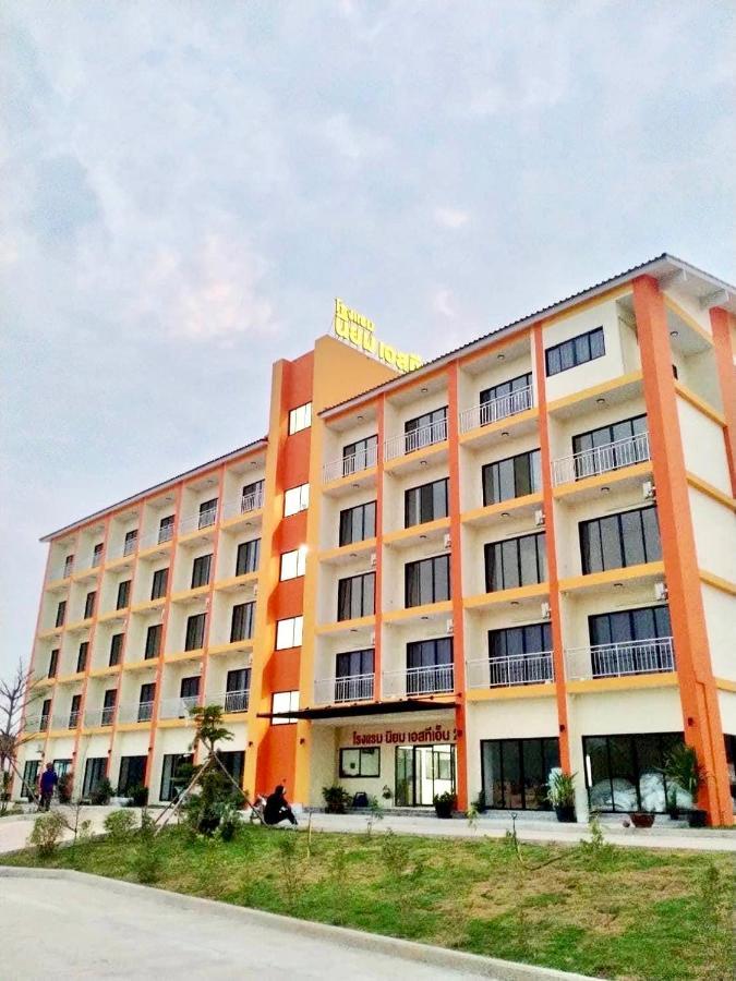 โรงแรมนิยม เอสทีเอ็น 2 - Niyom Stn 2 Hotel Ban Phue Exterior foto
